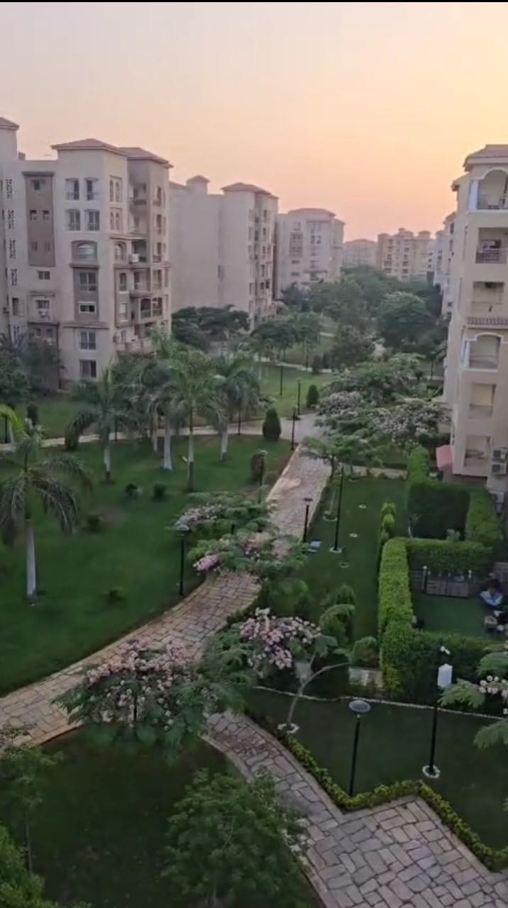 شقة في مدينتي 211 م2 للإيجار مفروش بحري على حديقة كبيرة تشطيب سوبر لوكس 45,000 ج 